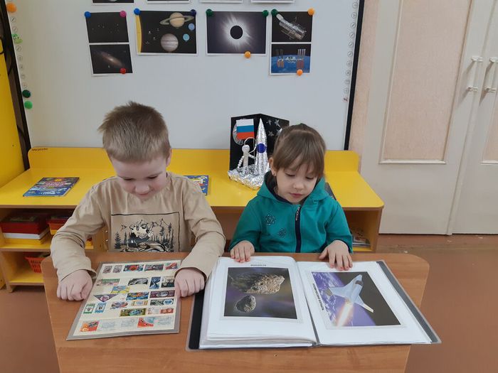 Рассматривание коллекции марок о космосе