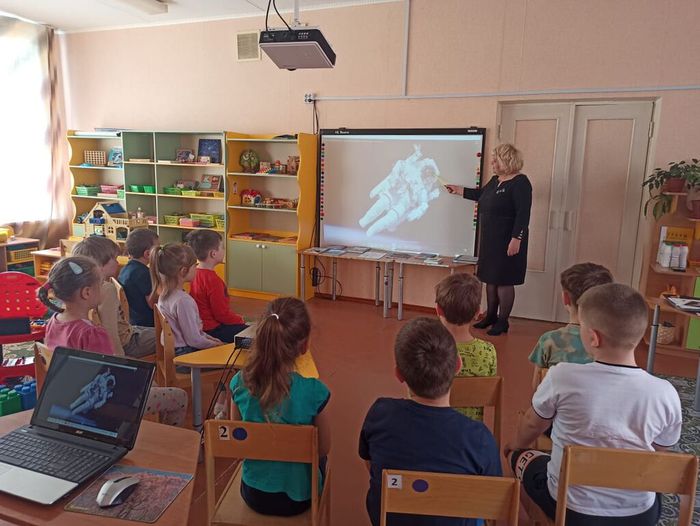 ИКТ-презентация Космонавты России